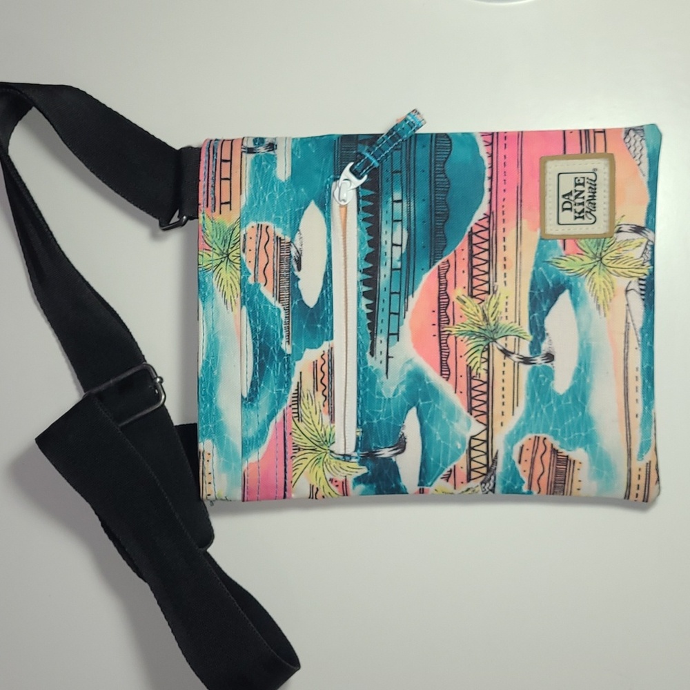 DAKiNE Hawaii Crossbody Adjustable Strap bag3 zip Closure great cond Multicolor